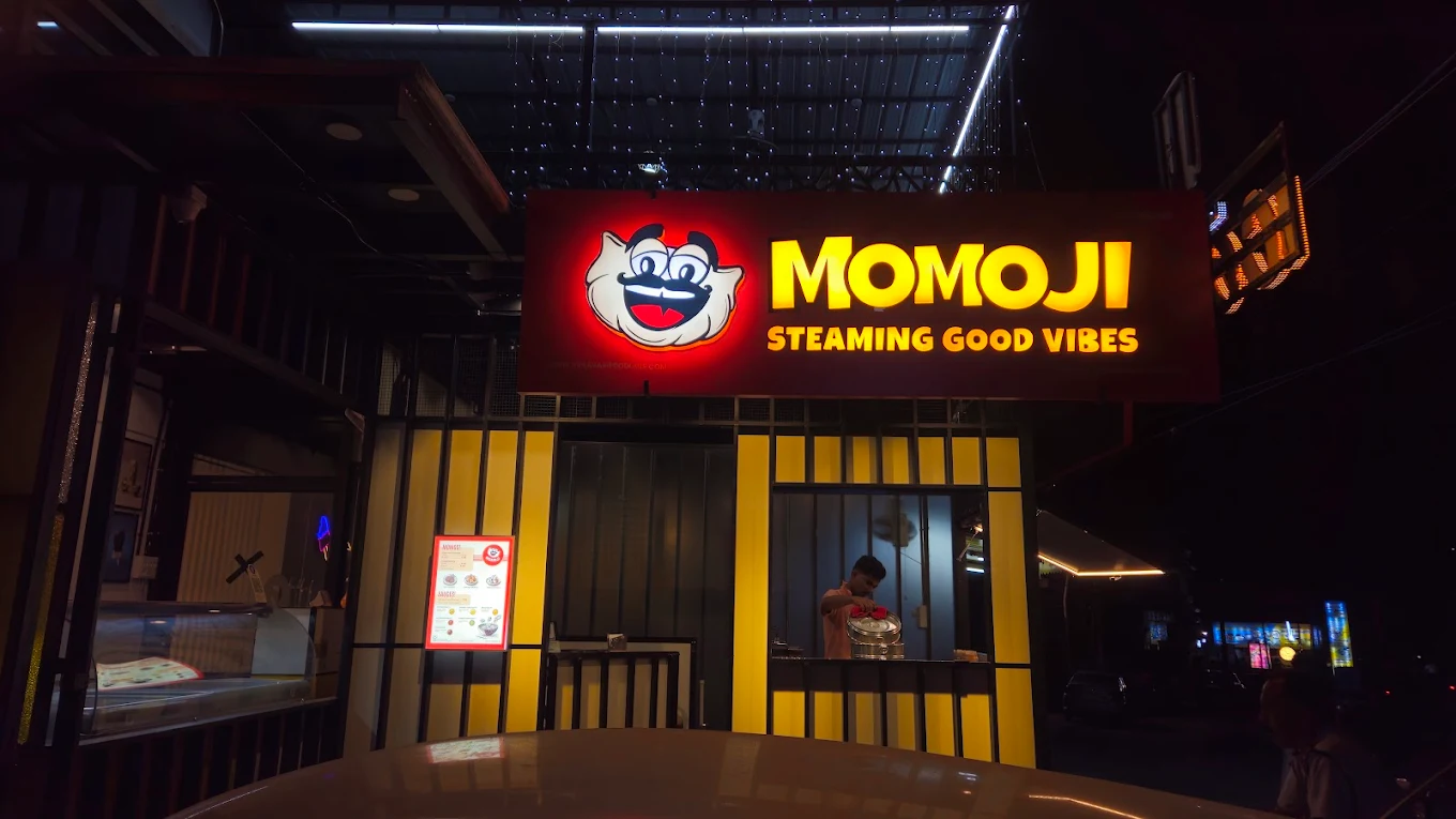 Momoji Outlet, Pattom